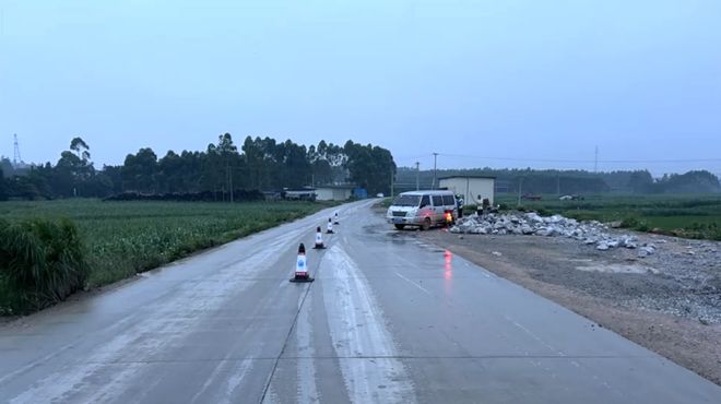 【夏季行动】雨天路滑操作不当酿事故！雨天行车需谨慎(图1)